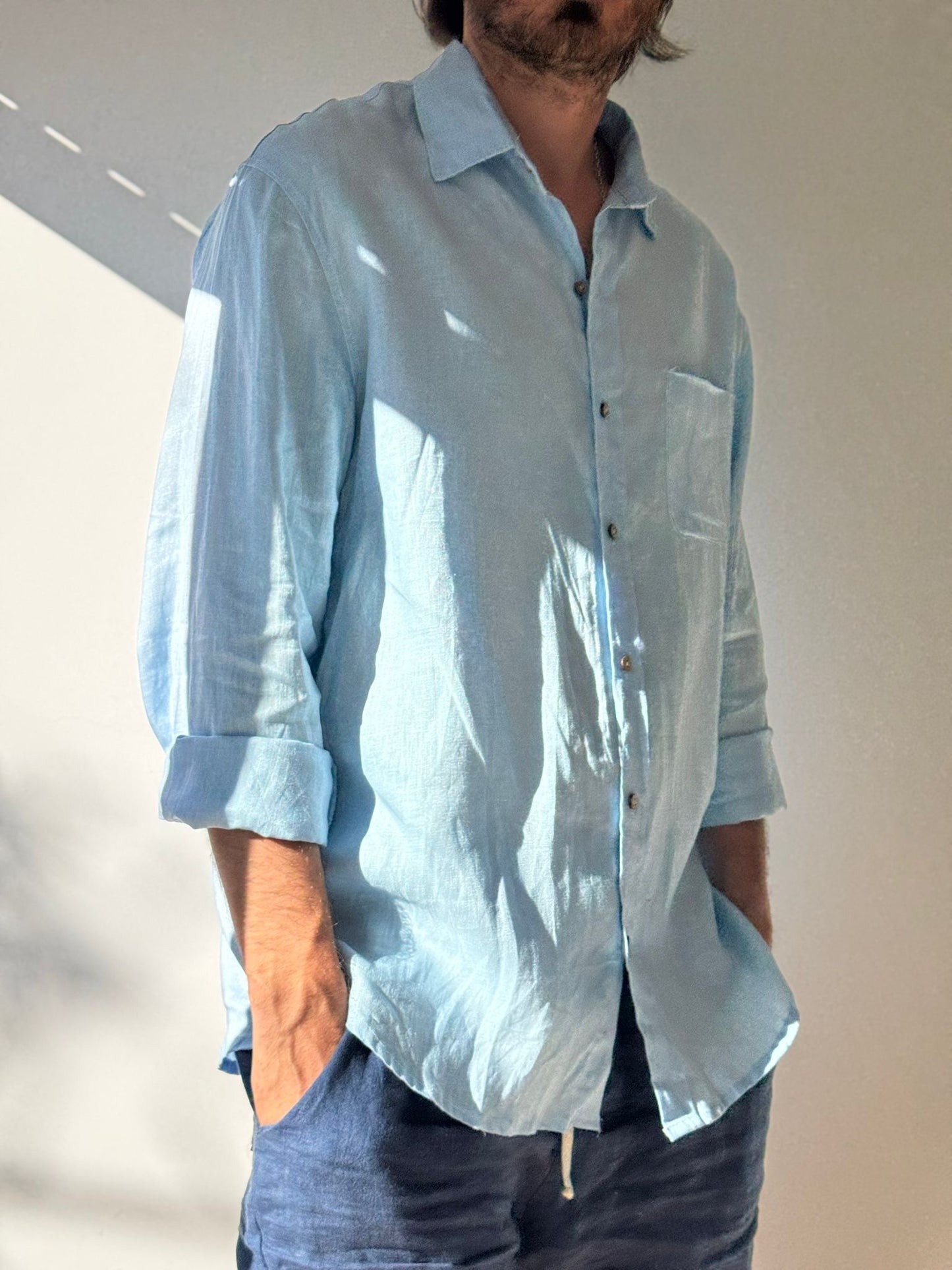 CAMISA LINO CELESTE CON BOTONES DE COCO