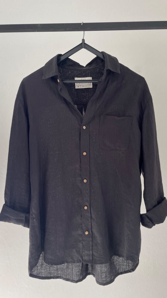 CAMISA LINO NEGRA CON BOTONES DE COCO