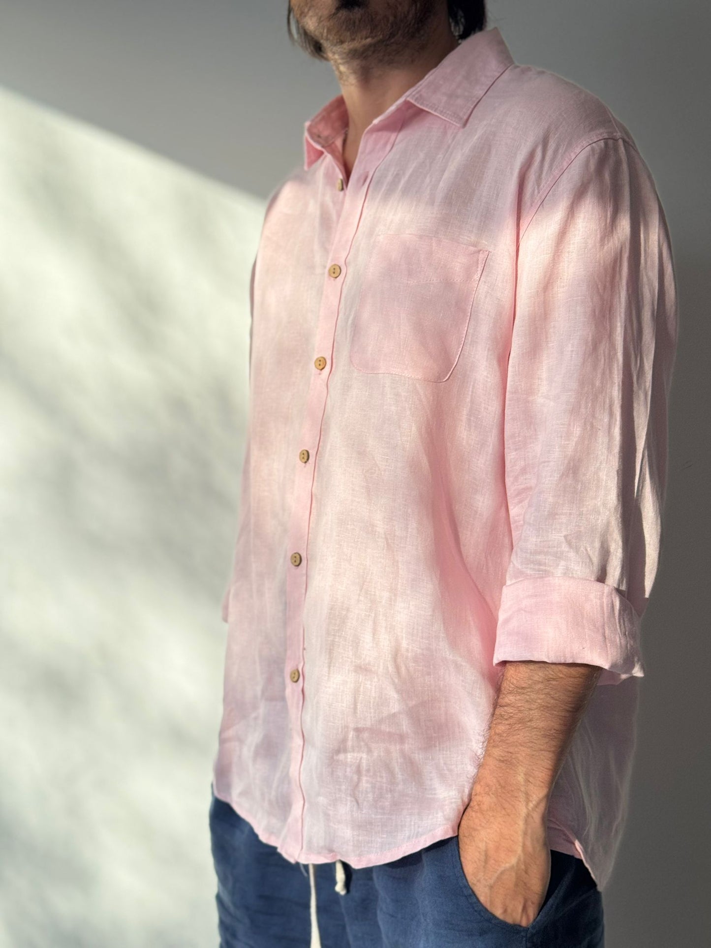 CAMISA LINO ROSADA CON BOTONES DE COCO