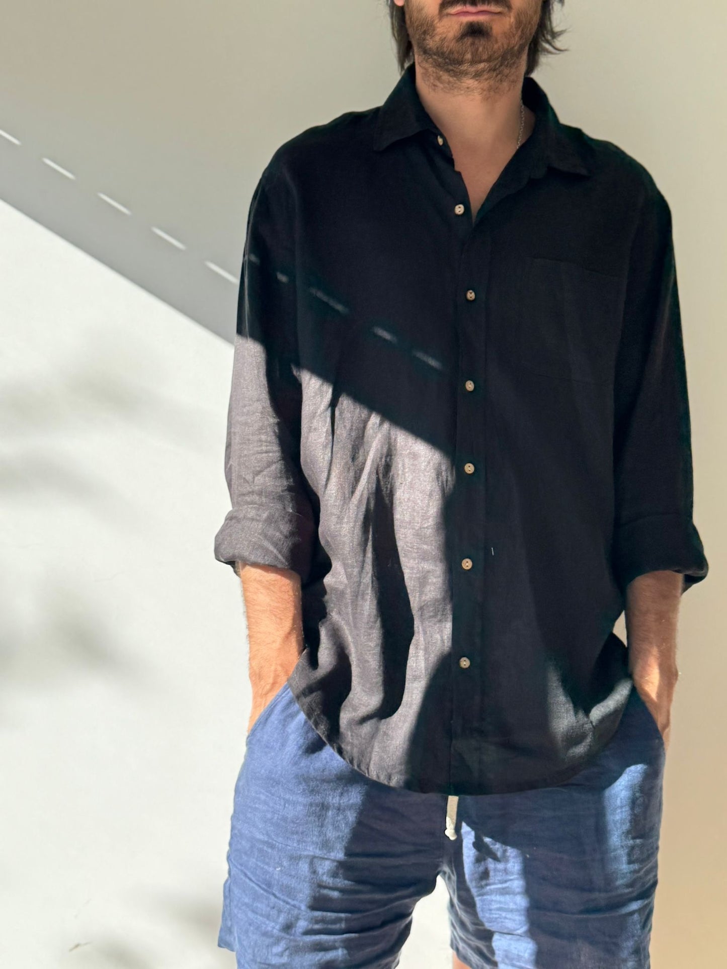 CAMISA LINO NEGRA CON BOTONES DE COCO