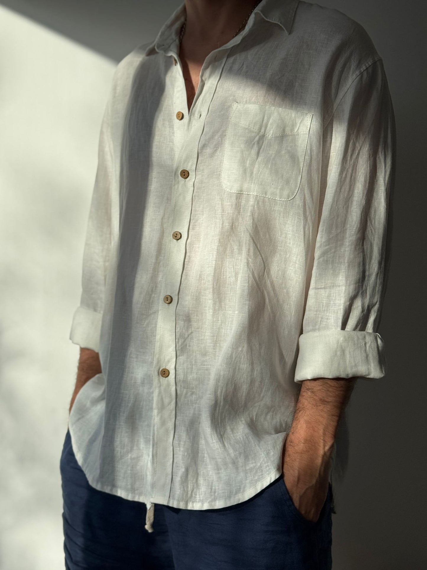 CAMISA LINO BLANCA CON BOTONES DE COCO