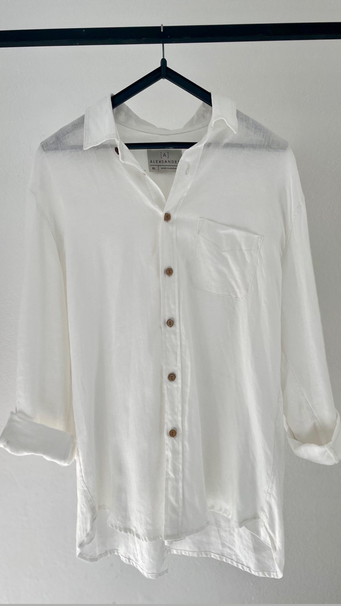 CAMISA LINO BLANCA CON BOTONES DE COCO